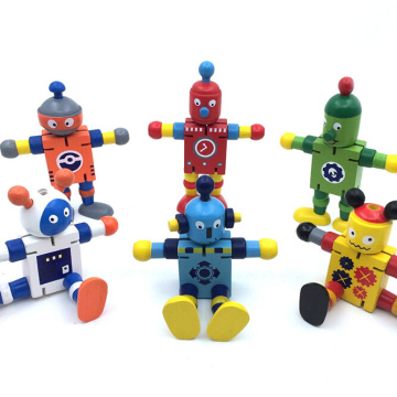 Spielzeugroboter des hölzernen netten Spielzeugroboters spielt Spielzeugtierkuh für Kinder